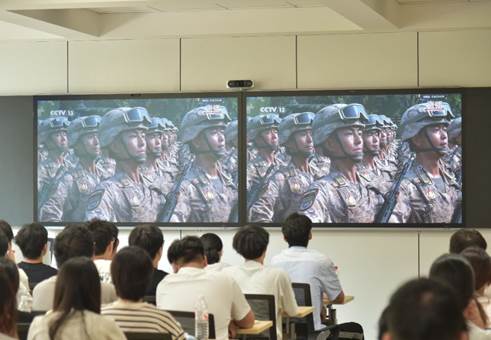 一群人在开会AI 生成的内容可能不正确。